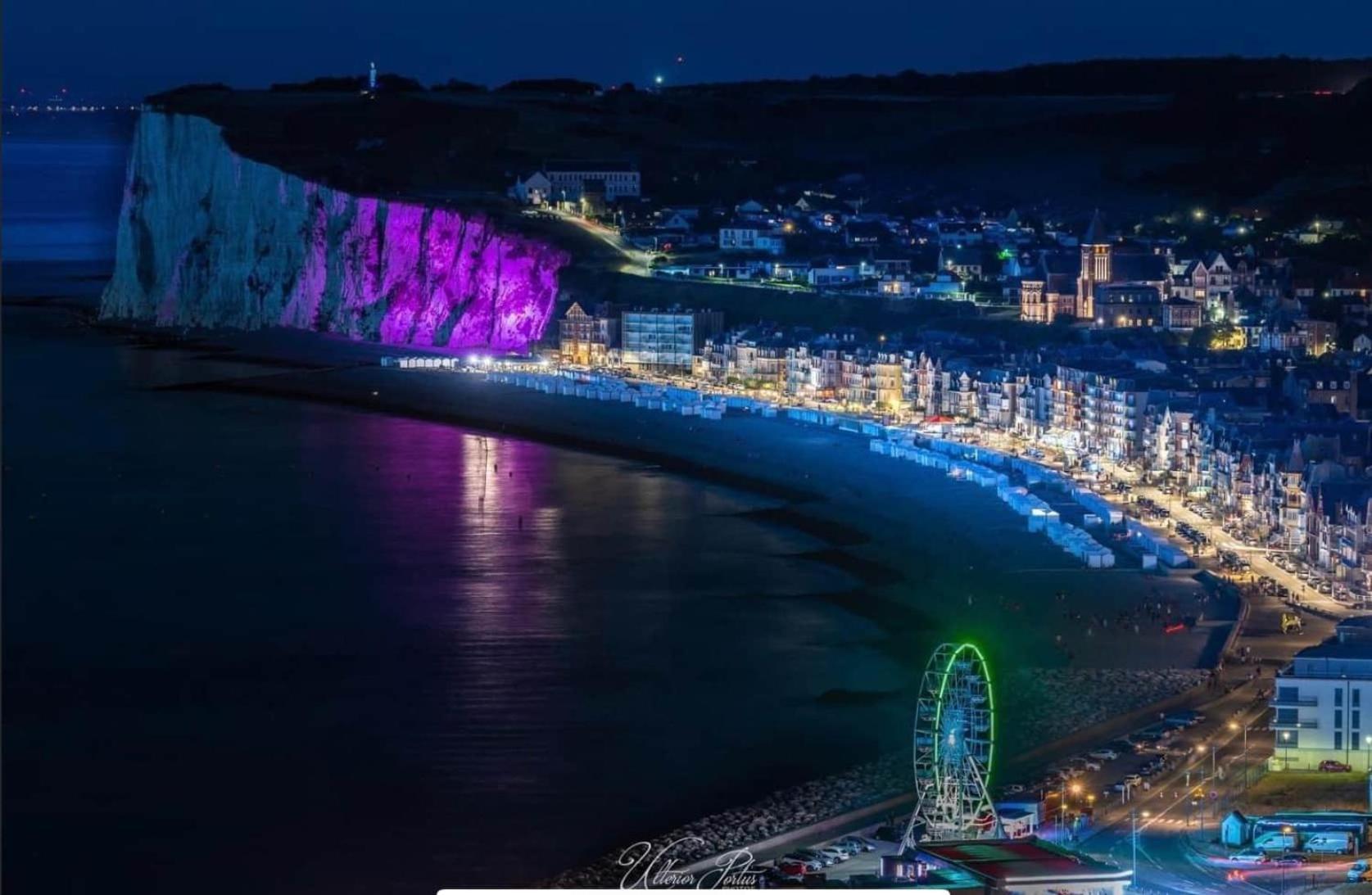 La Vue Mers: Panoramic Sea Views with Beach-Side Convenience Exterior photo